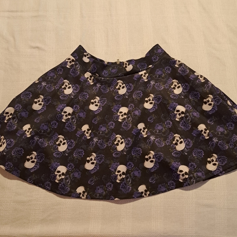 Hot Topic women's size Small skull and purple rose skirt with pockets, EUC